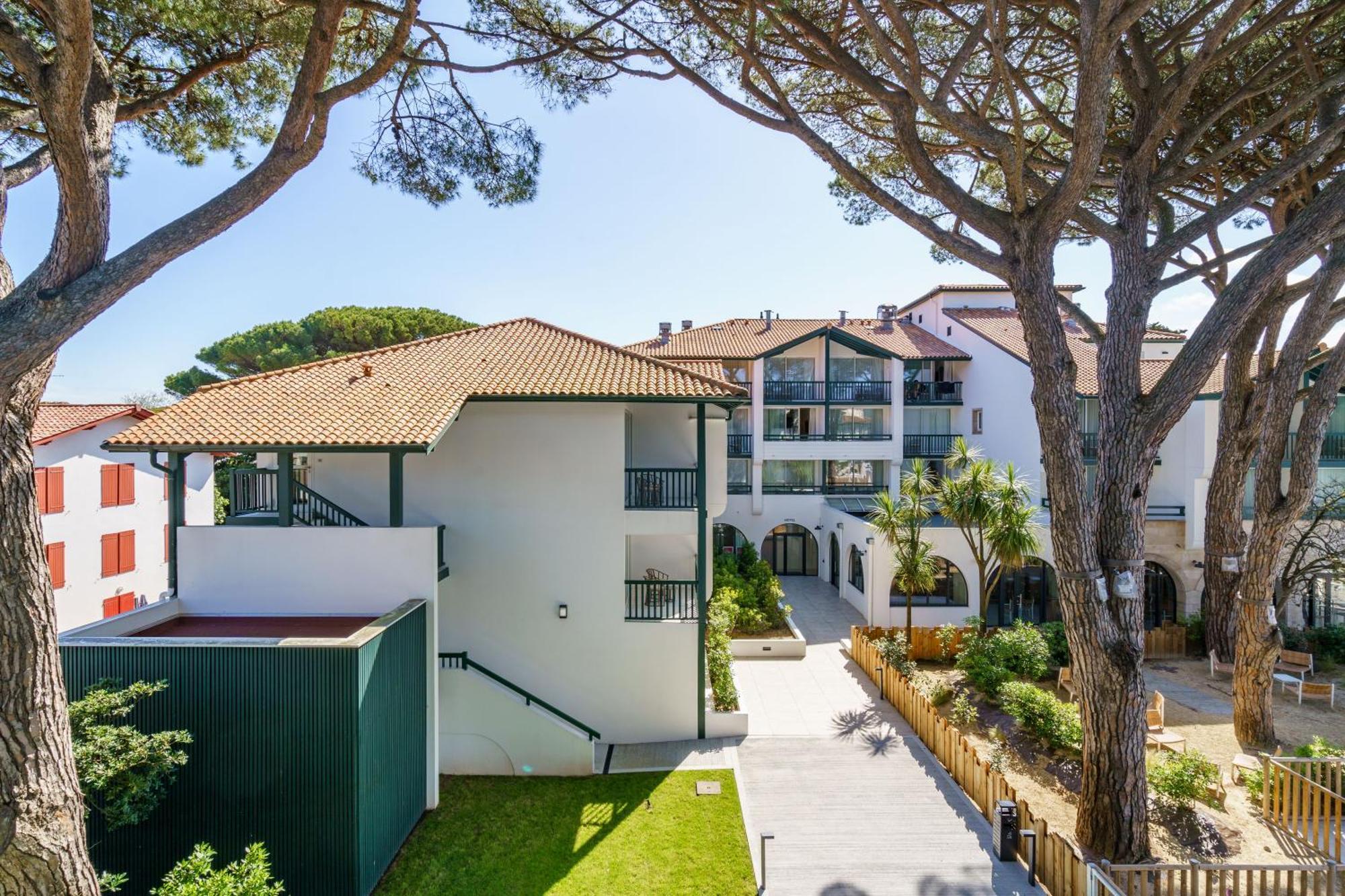 Ibaia - Piscine & Appart hôtel